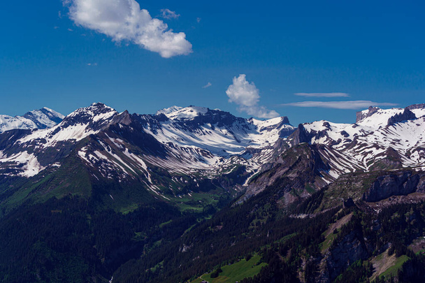 Panoraamanäkymät Sveitsin Alppien vuoristoon Schynige Plattesta lähellä Jungfrau vuorta Sveitsissä
 - Valokuva, kuva