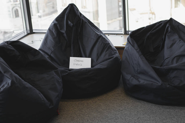 Ofis binasında boş fasulye torbası var. Coronaviru yüzünden karantina - Fotoğraf, Görsel