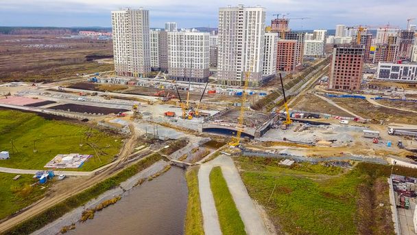 Jekaterinburgissa, Venäjällä. Sillan rakentaminen joen yli. Uusi rakennusalue - Akademicheskiy (Akateeminen), Aerial View   - Valokuva, kuva