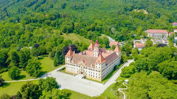 Graz, Oostenrijk. Paleis Eggenberg (Schloss Eggenberg) - de grootste aristocratische residentie in Stiermarken staat op de Werelderfgoedlijst. Bouw werd voltooid door 1646, Luchtfoto   - Foto, afbeelding