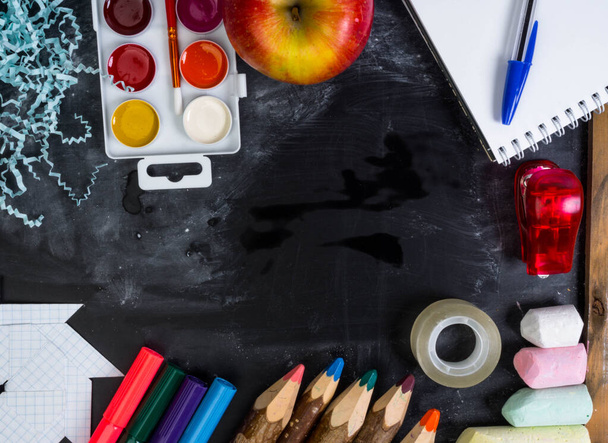 blackboard e material escolar, de volta ao conceito de escola, Acessórios como tintas, escova, lápis, caneta, notebook, maçã, quadro-negro com espaço de cópia
 - Foto, Imagem