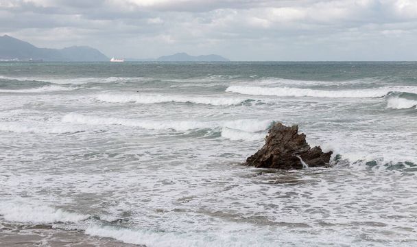 playa rocosa en el país vasco - Foto, imagen