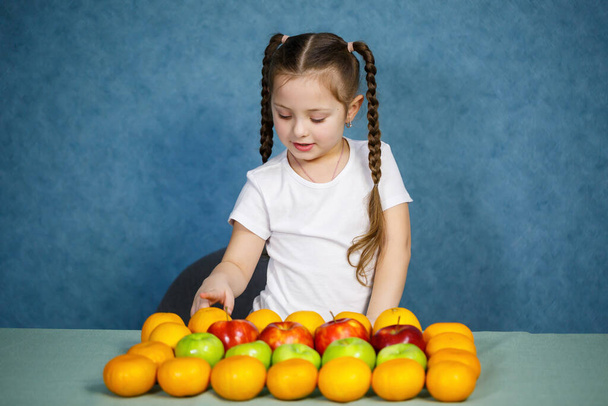 Bambina in bianco T-shirt amore frutta
 - Foto, immagini