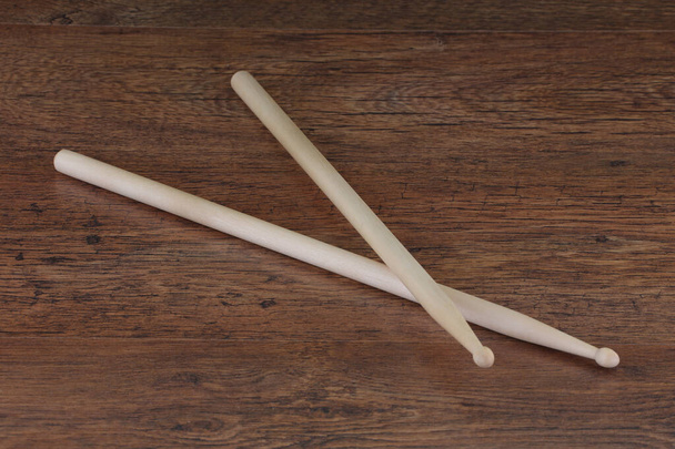 paire de bâtons de tambour sur la surface du bois
 - Photo, image