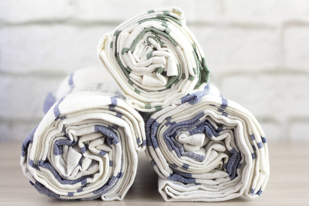 Rolou-se toalhas de linho listrado branco, toalhas limpas
 - Foto, Imagem