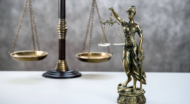 posąg sprawiedliwości z wabry, sądu i tła prawa - Zdjęcie, obraz