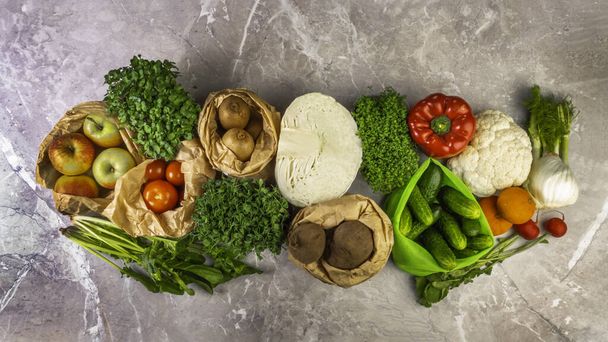 Zdravé potraviny čisté stravování výběr v eko nula odpadní pytle, potraviny, zelenina, ovoce a zeleň bohaté na vlákninu, vitamíny, minerály a antioxidanty na betonové pozadí - Fotografie, Obrázek