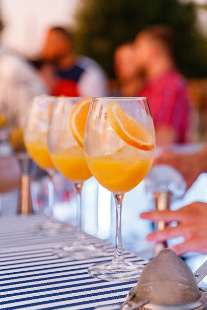 The process of making a cocktail with ice and orange juice - Φωτογραφία, εικόνα