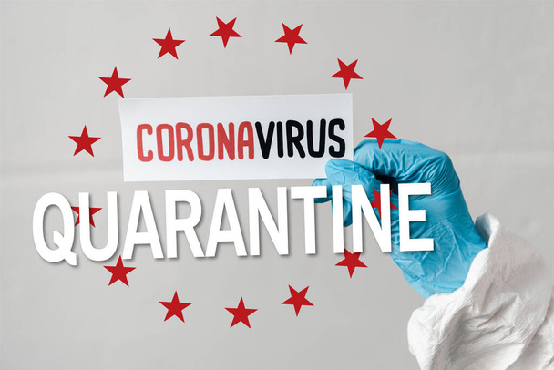 cropped view of person in latex glove holding coronavirus card and quarantine illustration - Foto, Bild
