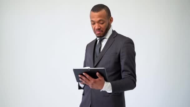 professional african-american business man holding tablet PC and cup of coffee - Filmagem, Vídeo