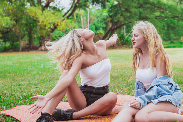 Due giovani donne che scherzano in un parco
 - Foto, immagini