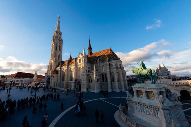 View of the Matthias Church located in front of the Fisherman Bastion. Hungary, Budapest - Foto, immagini