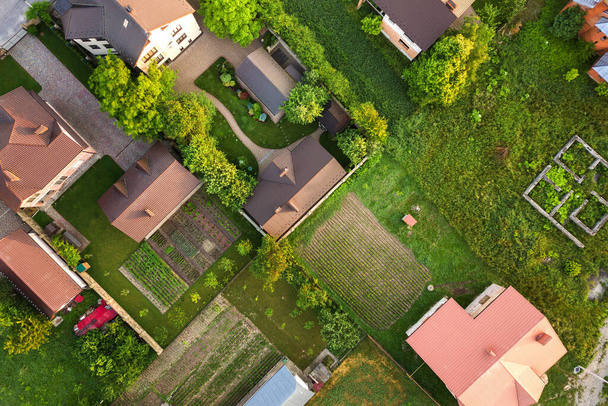 Paisaje aéreo de pequeña ciudad o pueblo con filas de casas residenciales y árboles verdes. - Foto, imagen