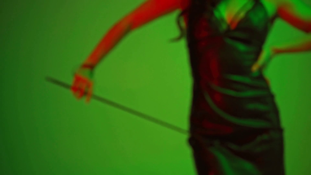 sexy Frau berühren Körper mit Leder Paddel auf grün  - Filmmaterial, Video