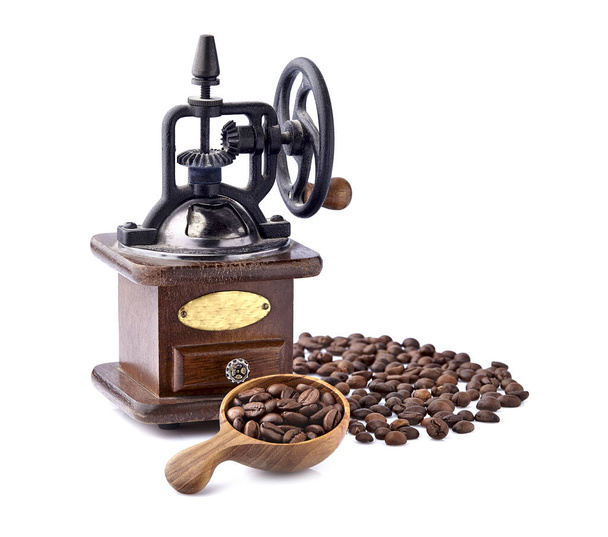 Kávémalom kávébab egy fából készült kanál fehér háttér. - Fotó, kép