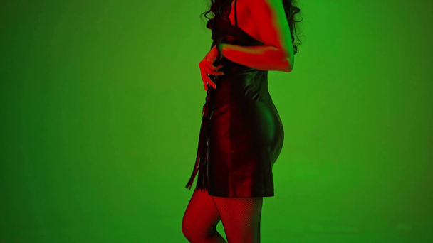 joven sexy mujer celebración azotes látigo en verde
  - Metraje, vídeo