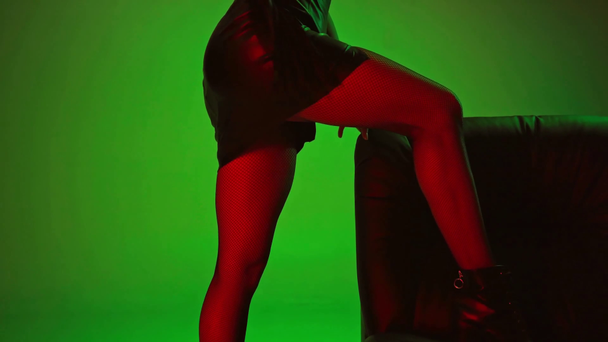 vue recadrée de femme sexy tenant fouet fouet sur vert
  - Séquence, vidéo