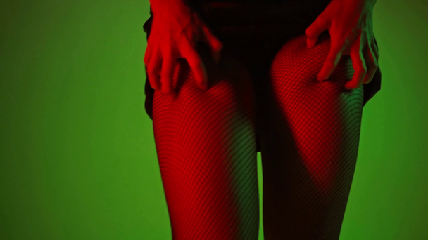 foco rack de mulher sexy coçar as pernas em meias meia-calça no verde
 - Filmagem, Vídeo