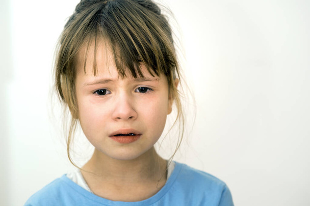 Primer plano retrato de niña llorando triste
. - Foto, Imagen