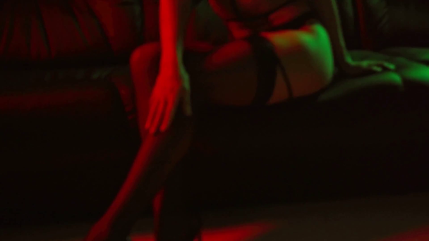 focus pull de séduisante femme touchant le corps sur vert
  - Séquence, vidéo