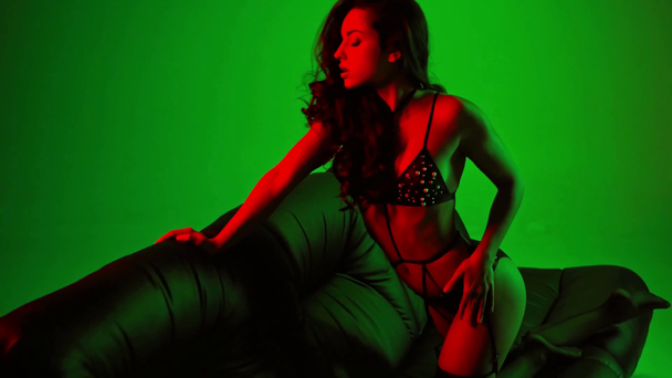 focus pull de femme chaude en sous-vêtements sur vert
 - Séquence, vidéo