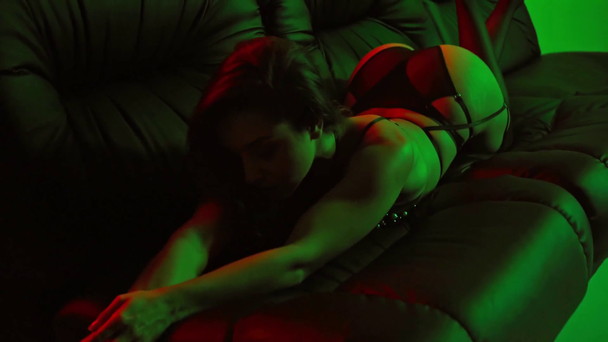 Фокус тянет горячую женщину, лежащую на диване
  - Кадры, видео