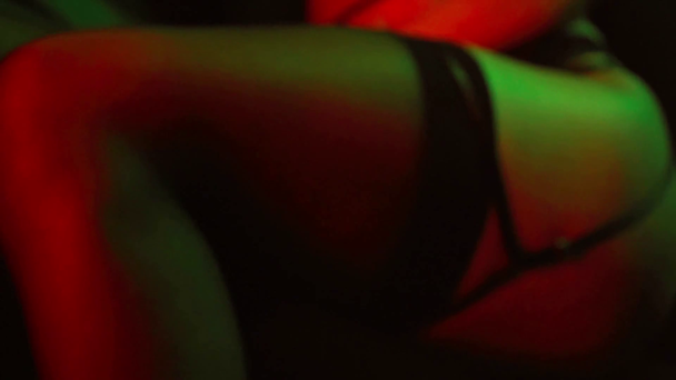 rack fókusz szenvedélyes nő fekvő kanapén és megható test - Felvétel, videó