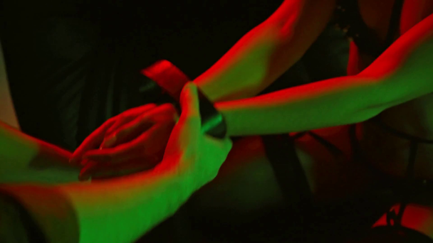 corte vista de homem amarrando mãos de mulher sexy com cinto
 - Filmagem, Vídeo