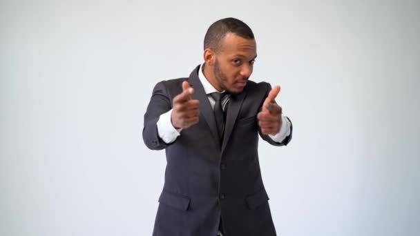hombre de negocios afroamericano profesional - señala con el dedo al espectador
 - Metraje, vídeo