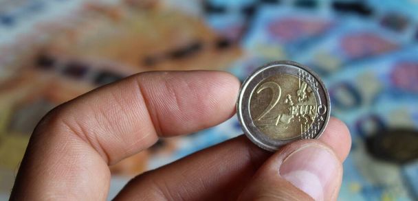 2 euro coins in hand - Φωτογραφία, εικόνα