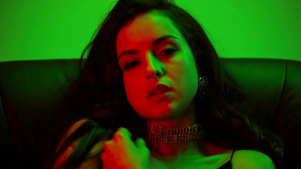 sexy donna toccando collo su verde
  - Filmati, video