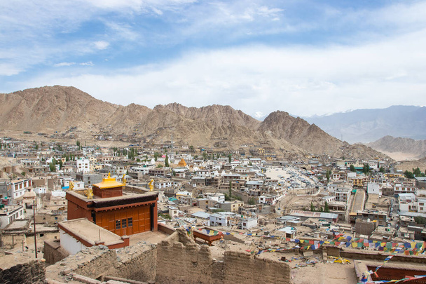 Leh-Ladakh şehrinin mavi gökyüzü, kuzey Hindistan. Hint Himalayaları 'nda 3500 metre yükseklikte yer almaktadır.. - Fotoğraf, Görsel