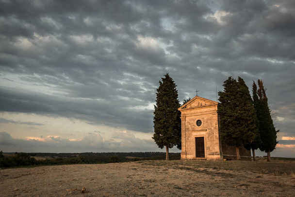 Chapel of the Madonna at sunset with clouds in side view - Foto, afbeelding