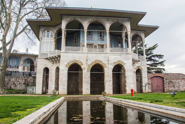 Krásný historický pavilon v paláci Topkapi v Istanbulu za oblačného počasí. Turecko - Fotografie, Obrázek