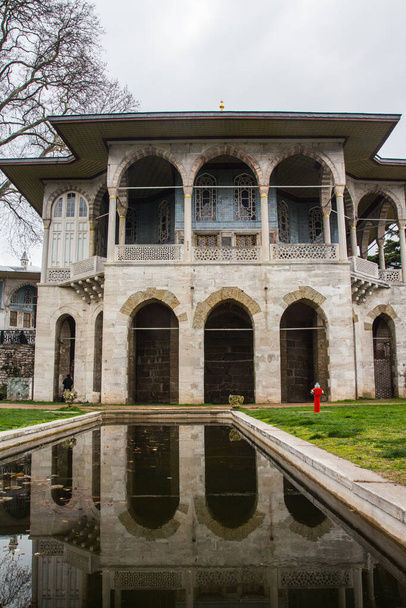 Krásný historický pavilon v paláci Topkapi v Istanbulu za oblačného počasí. Turecko - Fotografie, Obrázek