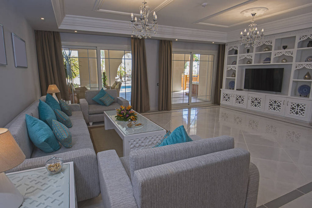 Woonkamer lounge in luxe vakantievilla show home met interieur inrichting en terras - Foto, afbeelding