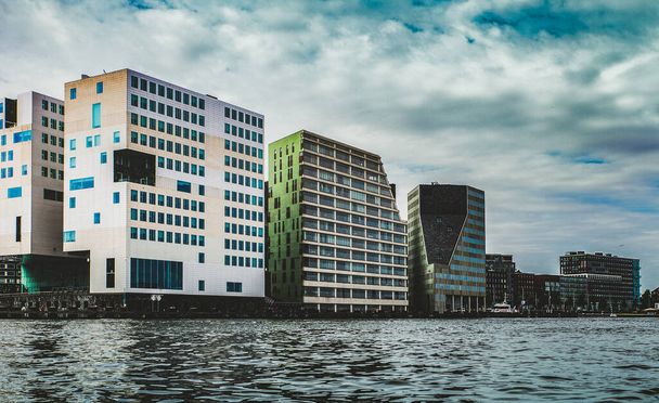 Nueva arquitectura en la bahía IJ en el norte de Amsterdam (Westerdokseiland, Westerdok
). - Foto, imagen