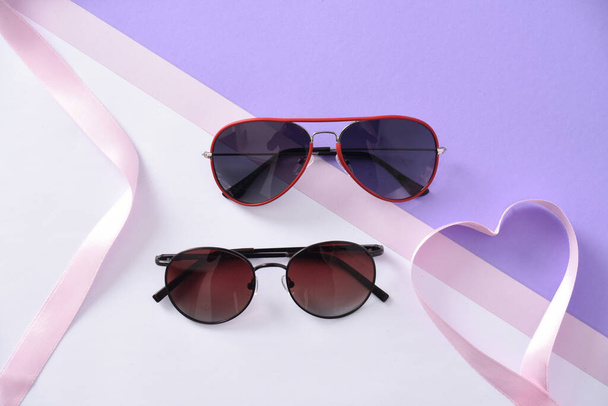 gafas de sol gafas de vista sobre fondo de papel color pastel
  - Foto, imagen