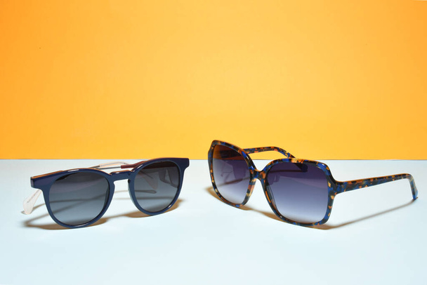 sluneční brýle brýle na pastelové barvy pozadí papíru  - Fotografie, Obrázek