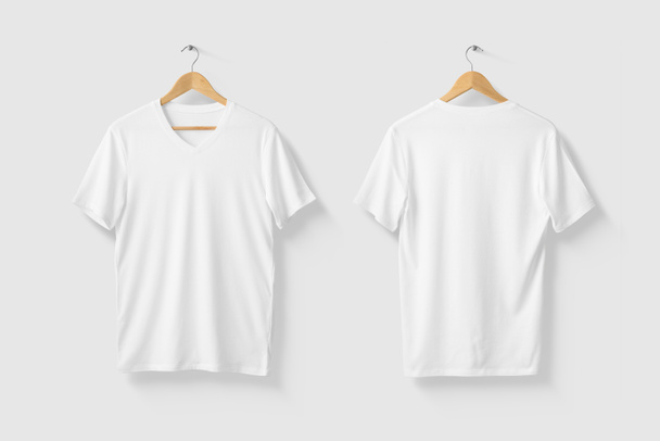Blank White V-Neck koszulka makieta na drewnianym wieszaku, widok z przodu i z tyłu. Wysoka rozdzielczość. - Zdjęcie, obraz