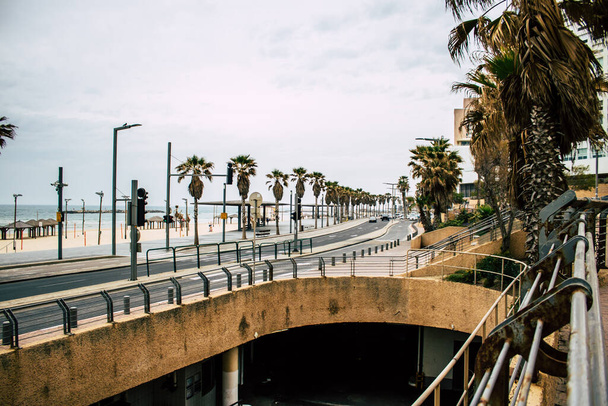 Tel Aviv İsrail 26 Mart 2020 'de Tel Aviv' in tamamen boş sokaklarının görüntüsü, çünkü koronavirüsün yayılmasını önlemek için nüfusun karantinaya alınması - Fotoğraf, Görsel