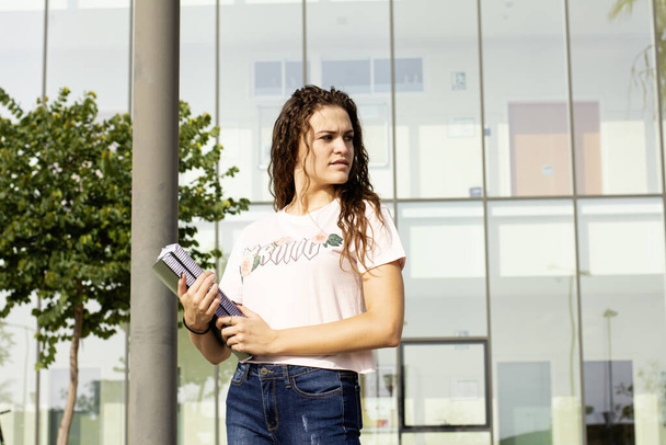 Adolescente estudiante chica con libros en la escuela secundaria o la universidad
 - Foto, imagen