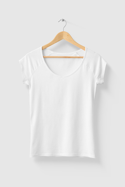 T-shirt blanc blanc blanc pour femme maquillé sur cintre en bois, vue de face. Haute résolution
. - Photo, image