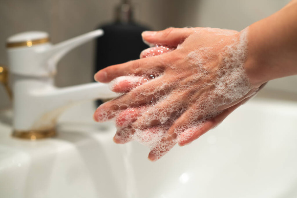 How to prevent coronavirus from spreading. Washing hands with soap and water for coronavirus prevention. Hand washing is the cornerstone of infection control. Stop spreading Covid-19 - Foto, immagini