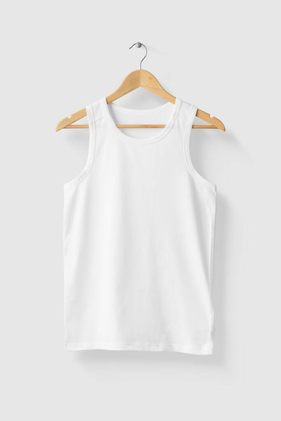 Blanco White Tank Top Shirt Mock-up op houten hanger, vooraanzicht. Hoge resolutie. - Foto, afbeelding