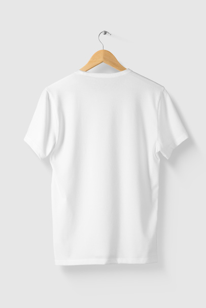 Blank White T-Shirt Mock-up no cabide de madeira, vista traseira lateral. Alta resolução
. - Foto, Imagem