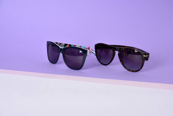 okulary przeciwsłoneczne okulary na pastelowym tle papieru kolor  - Zdjęcie, obraz