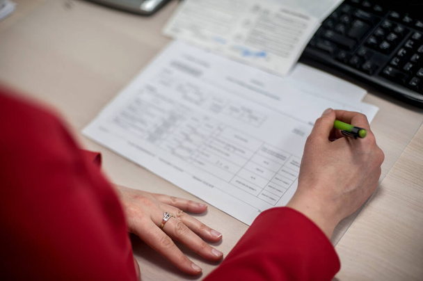 Close-up of female accountant hands, calculates and research the financial data position of the company and planning the economy financial profit or loss of bank accounts - Foto, Bild