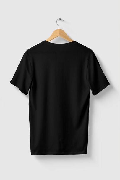 Schwarzes V-Neck Shirt-Mock-up auf Holzbügel, Rückseite. Hohe Auflösung. - Foto, Bild