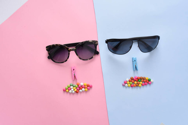 сонцезахисні окуляри для очей на пастельному кольоровому паперовому фоні
  - Фото, зображення